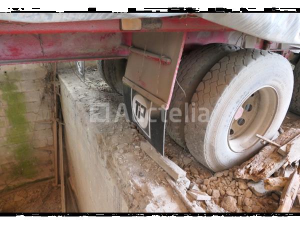 Grote foto inhoud van de oplegger en trailor sdp3226x2122 agrarisch aanhangwagens