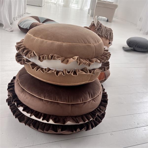 Grote foto velvet poef kussen mocca macaron zacht zitkussen in de vorm van een koekje mocca 50x30cm kinderen en baby complete kinderkamers