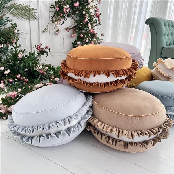 Grote foto velvet poef kussen macaron mosterd zacht zitkussen in de vorm van een koekje mosterd 50x30cm kinderen en baby complete kinderkamers