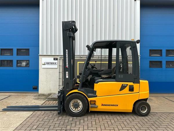 Grote foto vs 22429 elektrische heftruck jungheinrich efg540 vorkenspreider agrarisch heftrucks