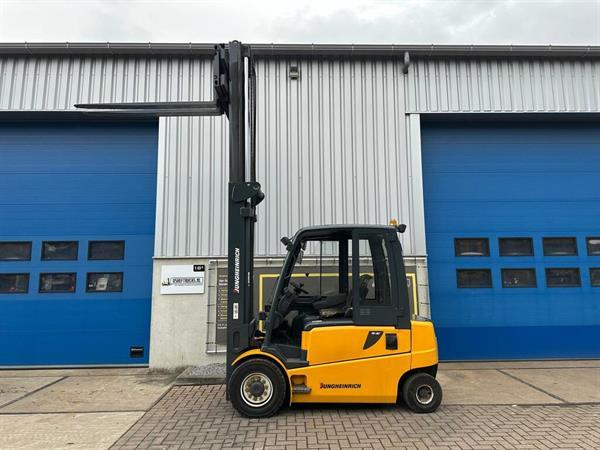 Grote foto vs 22429 elektrische heftruck jungheinrich efg540 vorkenspreider agrarisch heftrucks