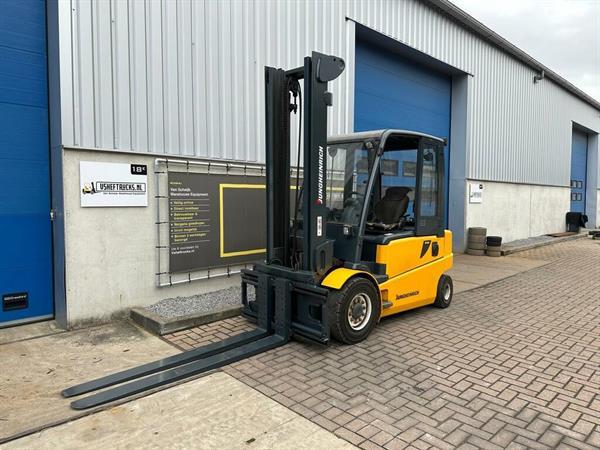 Grote foto vs 22429 elektrische heftruck jungheinrich efg540 vorkenspreider agrarisch heftrucks