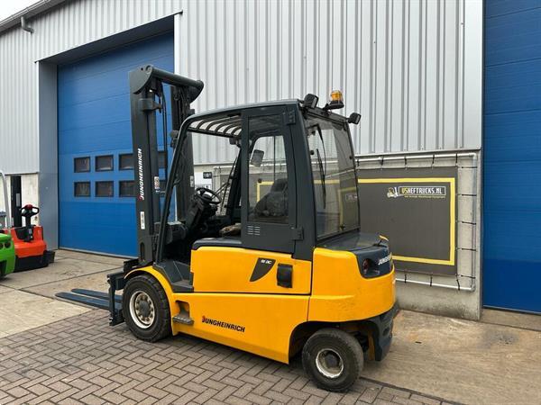 Grote foto vs 22429 elektrische heftruck jungheinrich efg540 vorkenspreider agrarisch heftrucks