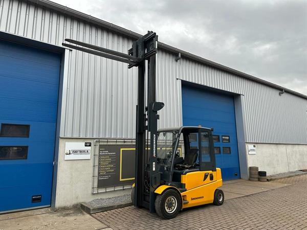 Grote foto vs 22429 elektrische heftruck jungheinrich efg540 vorkenspreider agrarisch heftrucks