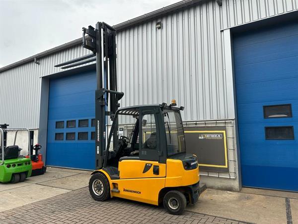 Grote foto vs 22429 elektrische heftruck jungheinrich efg540 vorkenspreider agrarisch heftrucks