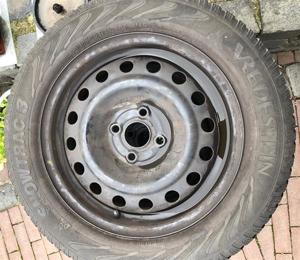 Grote foto winterbanden set op velg 185 65 r15 88t. auto onderdelen banden en velgen