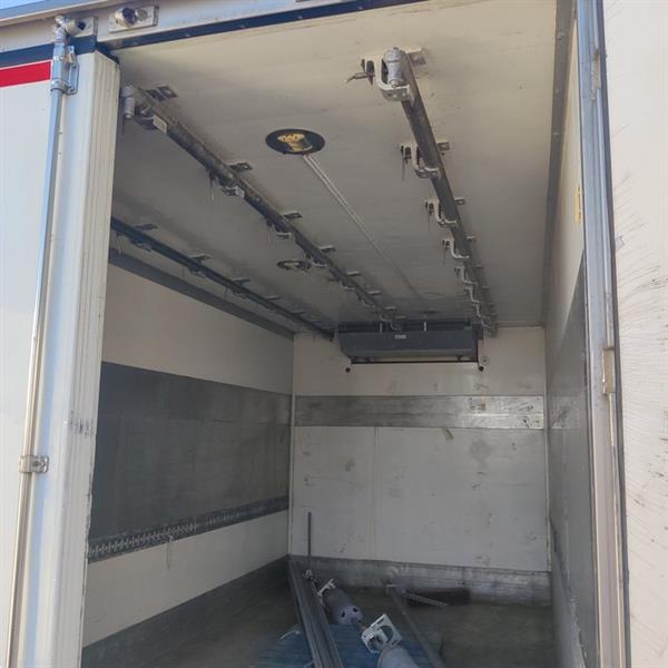 Grote foto renault midlum with hanging work in the fridge doe het zelf en verbouw vrachtwagens