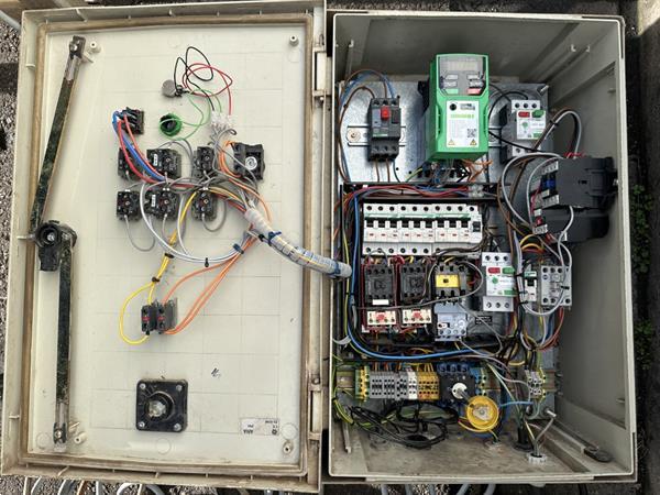 Grote foto peter cox wasmachine voor lente ui met blad en wortelsnijder agrarisch tuinbouw