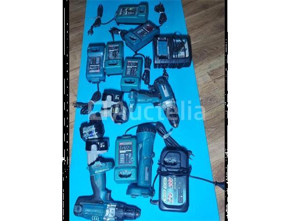 Grote foto 2x boormachines makita werkt 4x batterijen 8 opladers doe het zelf en verbouw ijzerwaren en bevestigingsmiddelen