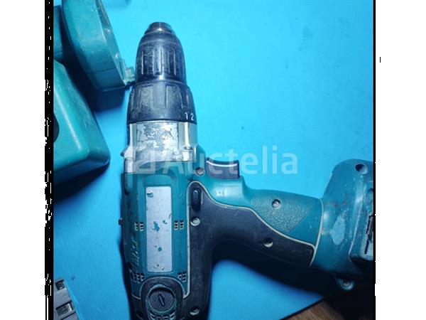 Grote foto 2x boormachines makita werkt 4x batterijen 8 opladers doe het zelf en verbouw ijzerwaren en bevestigingsmiddelen