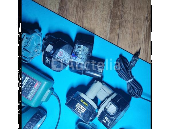 Grote foto 2x boormachines makita werkt 4x batterijen 8 opladers doe het zelf en verbouw ijzerwaren en bevestigingsmiddelen