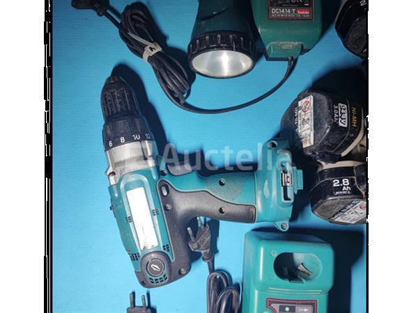 Grote foto 2x boormachines makita werkt 4x batterijen 8 opladers doe het zelf en verbouw ijzerwaren en bevestigingsmiddelen