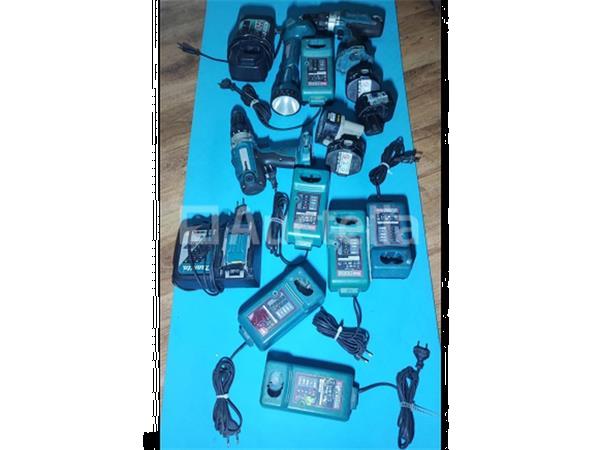 Grote foto 2x boormachines makita werkt 4x batterijen 8 opladers doe het zelf en verbouw ijzerwaren en bevestigingsmiddelen