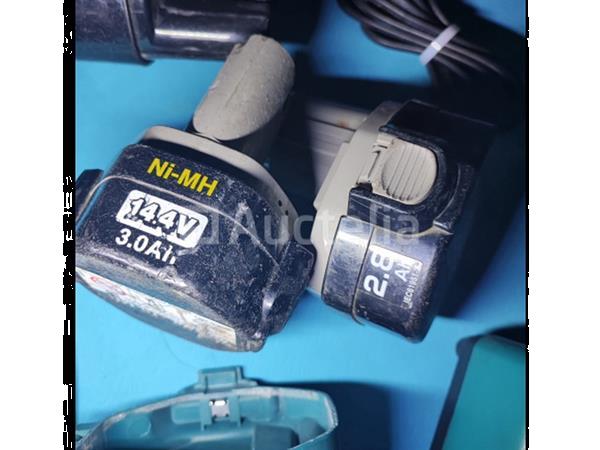 Grote foto 2x boormachines makita werkt 4x batterijen 8 opladers doe het zelf en verbouw ijzerwaren en bevestigingsmiddelen