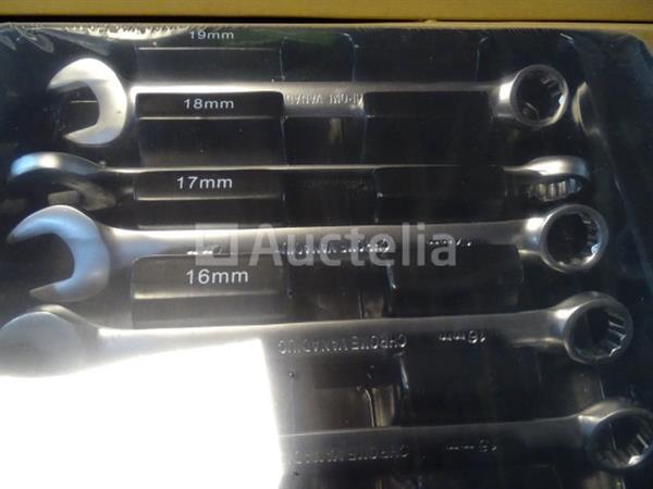 Grote foto opbergbak met gemengde sleutels voor trolley doe het zelf en verbouw gereedschappen en machines