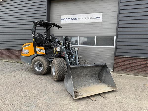 Grote foto giant g2700 hd minishovel kniklader demo 2025 50 uur agrarisch shovels