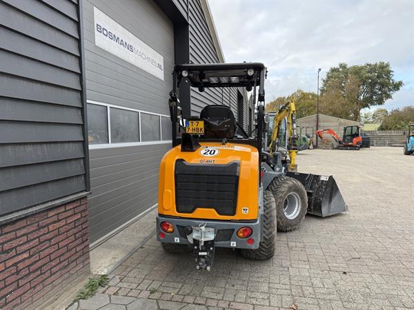 Grote foto giant g2700 hd minishovel kniklader demo 2025 50 uur agrarisch shovels