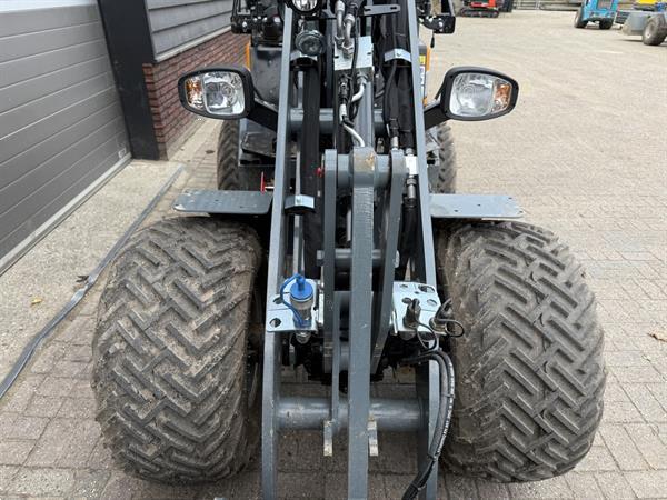 Grote foto giant g2700 hd minishovel kniklader demo 2025 50 uur agrarisch shovels