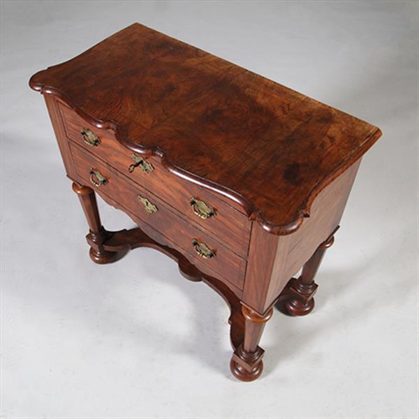 Grote foto kleine wortelnoten kruisvoet commode ca 1715 mooie patina no.342010 antiek en kunst stoelen en banken