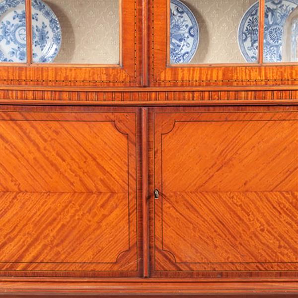 Grote foto ingelegde satijnhouten bowfront vitrinekast fijn meubelmakers werk no.342025 antiek en kunst stoelen en banken