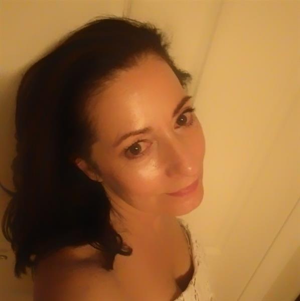 Grote foto samen de eenzaamheid verdrijven contacten en berichten vrouw zoekt man