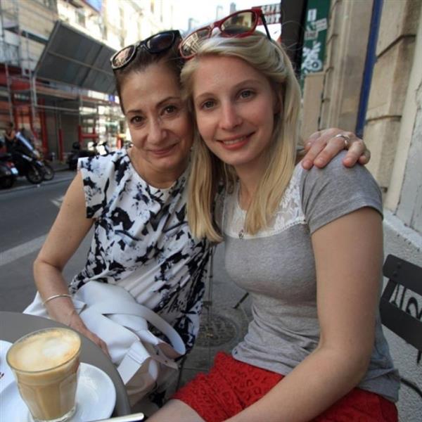 Grote foto samen de eenzaamheid verdrijven contacten en berichten vrouw zoekt man