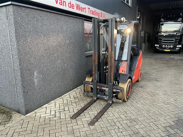 Grote foto heftruck forklift linde h25t triplo465 sideshift 4e functie 2010 lpg agrarisch heftrucks