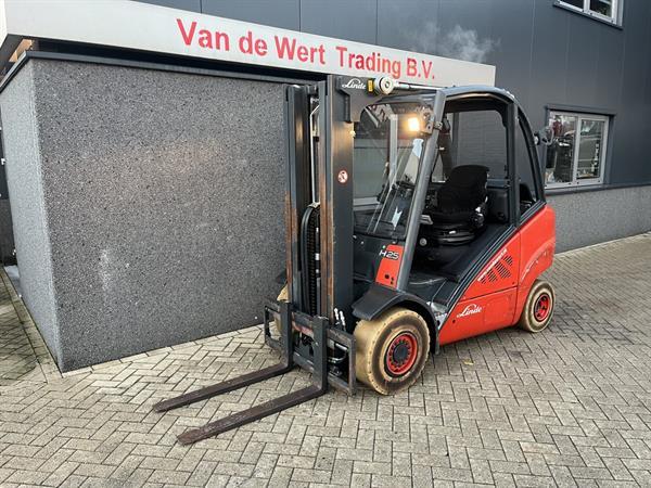 Grote foto heftruck forklift linde h25t triplo465 sideshift 4e functie 2010 lpg agrarisch heftrucks