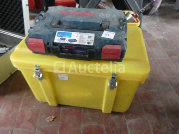 Grote foto waterdichte kofferbak en diverse gereedschappen doe het zelf en verbouw gereedschappen en machines