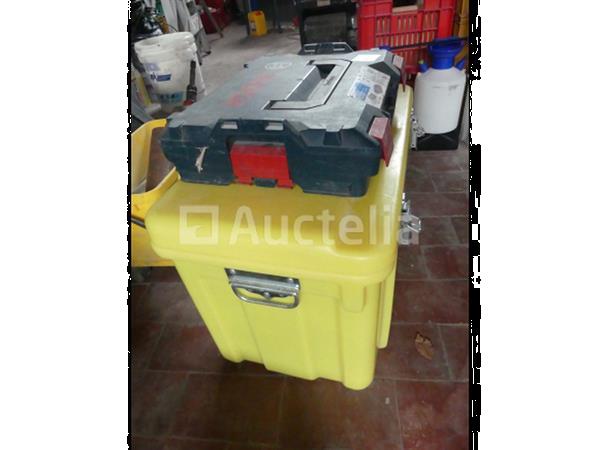 Grote foto waterdichte kofferbak en diverse gereedschappen doe het zelf en verbouw gereedschappen en machines