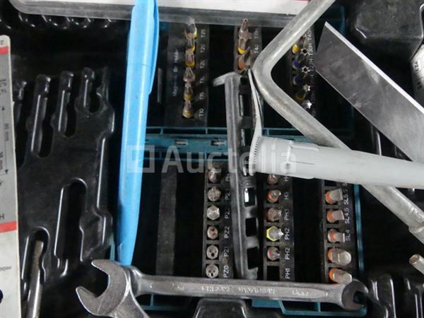 Grote foto waterdichte kofferbak en diverse gereedschappen doe het zelf en verbouw gereedschappen en machines