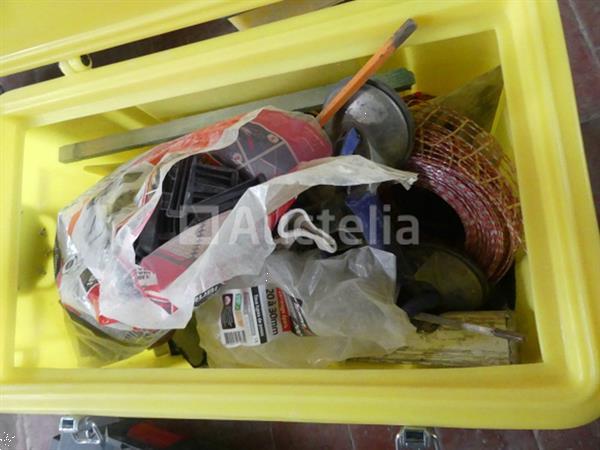 Grote foto waterdichte kofferbak en diverse gereedschappen doe het zelf en verbouw gereedschappen en machines