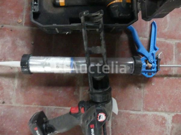 Grote foto pneumatische spijkermachine en 2 siliconen pistool doe het zelf en verbouw gereedschappen en machines