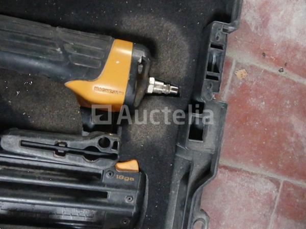 Grote foto pneumatische spijkermachine en 2 siliconen pistool doe het zelf en verbouw gereedschappen en machines