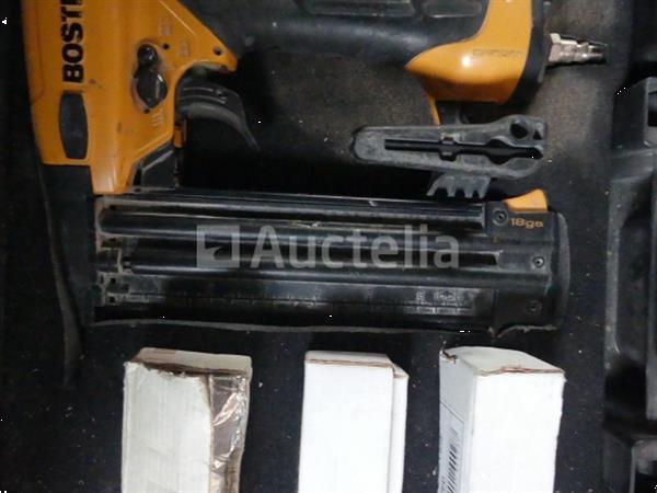 Grote foto pneumatische spijkermachine en 2 siliconen pistool doe het zelf en verbouw gereedschappen en machines