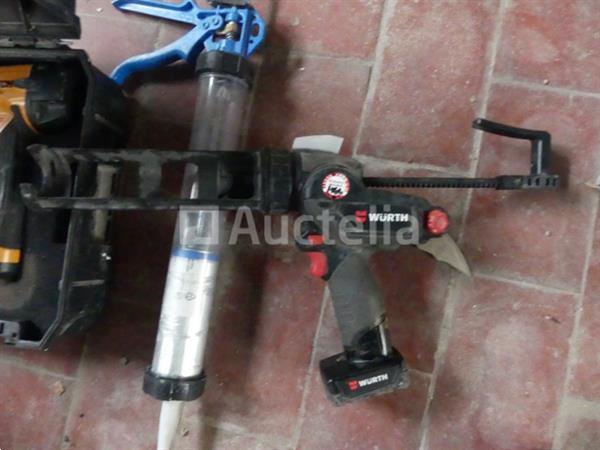 Grote foto pneumatische spijkermachine en 2 siliconen pistool doe het zelf en verbouw gereedschappen en machines