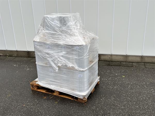 Grote foto pallet met 30 rollen krimpfolie voor komkommers agrarisch tuinbouw