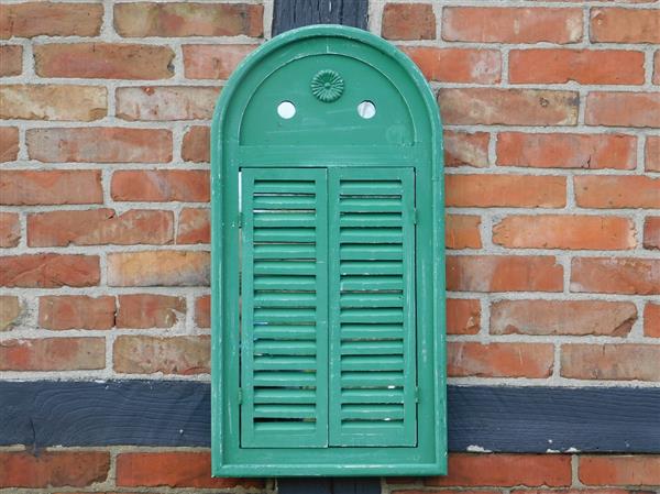 Grote foto spiegel met houten frame en deurtjes vintage green huis en inrichting woningdecoratie