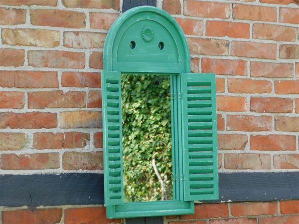 Grote foto spiegel met houten frame en deurtjes vintage green huis en inrichting woningdecoratie