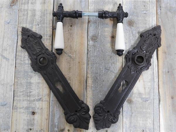 Grote foto set van 2 x lange plaat en twee deurklinken met altweisser keramiek deurbeslag ijzer bruin doe het zelf en verbouw materialen en producten