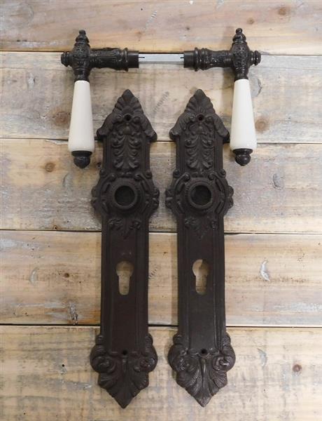 Grote foto set van 2 x lange plaat en twee deurklinken met altweisser keramiek deurbeslag ijzer bruin doe het zelf en verbouw materialen en producten