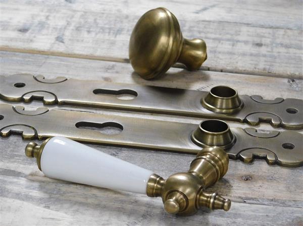 Grote foto 1 set deur hang en sluitwerk 1 knop 1 deurklink met porseleinen handvat antiek wit 2 deurplaten doe het zelf en verbouw materialen en producten