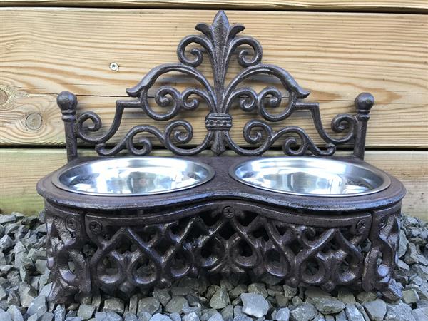 Grote foto dubbele voerbak gietijzer frame met 2 roestvrijstalen kommen tuin en terras tuindecoratie