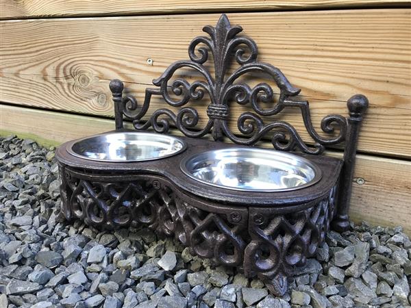 Grote foto dubbele voerbak gietijzer frame met 2 roestvrijstalen kommen tuin en terras tuindecoratie