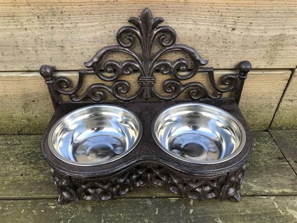 Grote foto dubbele voerbak gietijzer frame met 2 roestvrijstalen kommen tuin en terras tuindecoratie