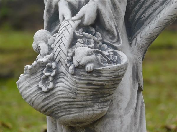 Grote foto beeld engel met een mandje 62 cm steen tuin en terras tuindecoratie