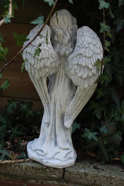 Grote foto prachtig staand engelbeeld vol steen super in detail tuin en terras tuindecoratie