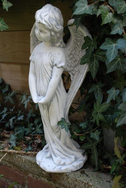 Grote foto prachtig staand engelbeeld vol steen super in detail tuin en terras tuindecoratie