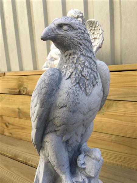 Grote foto een prachtige zittende adelaar vol steen. tuin en terras tuindecoratie