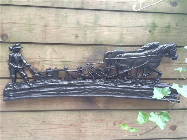 Grote foto wanddecoratie gietijzeren zwarte haardplaat boer met paard en ploeg. tuin en terras tuindecoratie